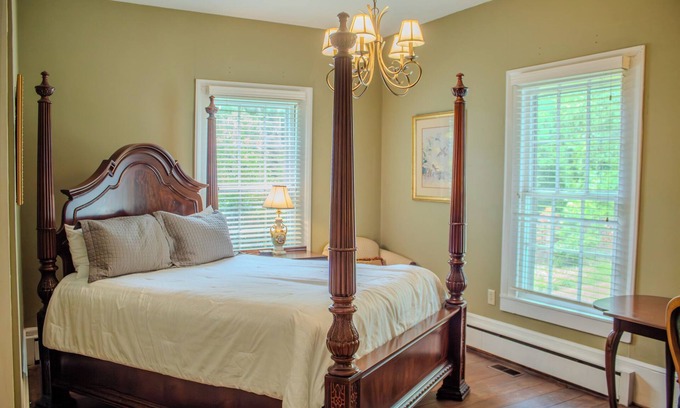 Clinton Apartamento | The Sage Suite - Charming Private Room w/ Ensuite Bath in Historic Downtown Home