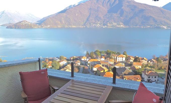 Calozzo Apartamento | "La Vela" ático en una posición dominante con hermosa vistas del lago y las montañas