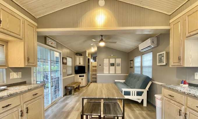 Dandridge Alquiler De RV | The Sailboat! Lakeside Tiny Cottage with private dock and firepit!