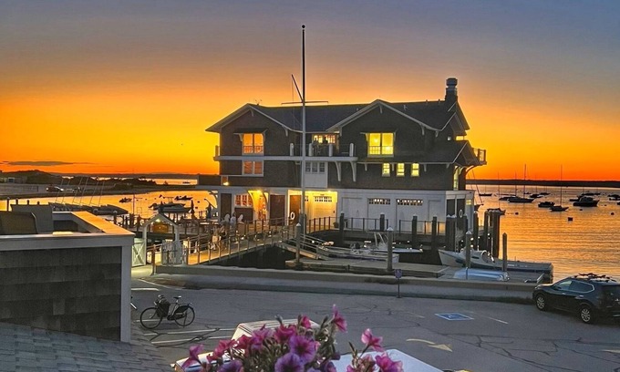 Watch Hill Historic District Condominio | The Saltbox - Watch Hill's Award-Winning Waterfront Retreat.