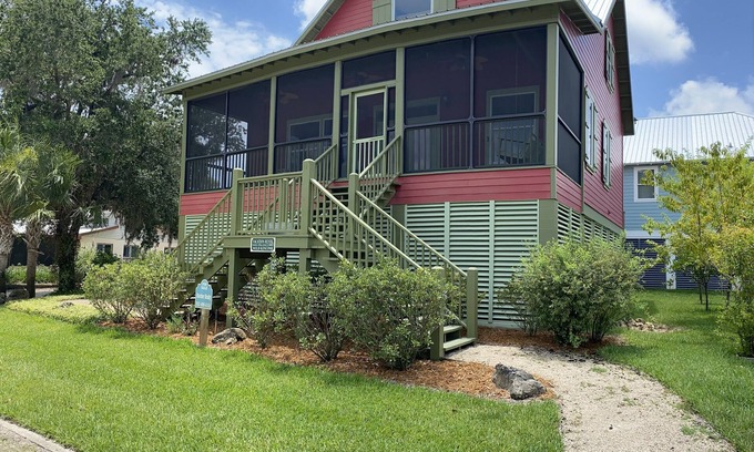 Steinhatchee Casa | The Salty Siren- Steinhatchee Landing Resort Sleeps 9 -New High Speed Internet