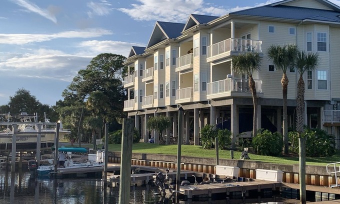 Suwannee Condominio | The Salty Snook in Suwannee, FL BEST LOCATION in Complex with Private Boat Slip!