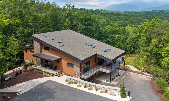 Marion Casa | The Sanctuary at Table Rock | Wide-Ranging Mountain Views | Hot Tub and Fireplace