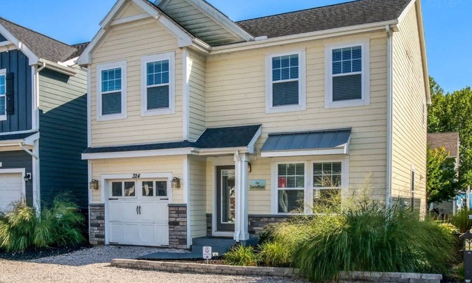 South Haven Casa | Spacious Dog-Friendly Getaway with Year-Round Pool & Hot Tub