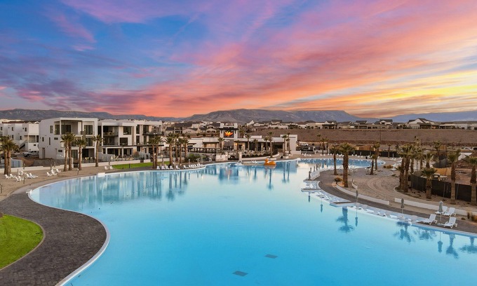 St. George Casa | The Sandcastle -Private Hot Tub, Desert Color Lagoon, Beaches!