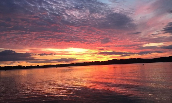 Craig Beach Cabaña | THE SANDPIPER COTTAGE at Lake Milton- LOCATION, HOT TUB, DOCK, KAYAKS & MASSAGE!