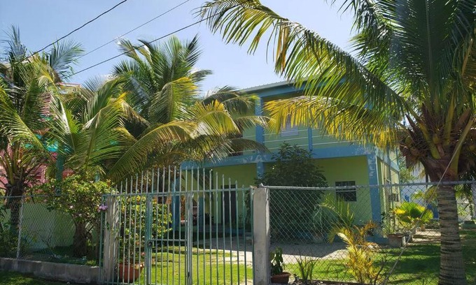 Cayo Corker Apartamento | The Sands Inn-Ground Floor with Pool