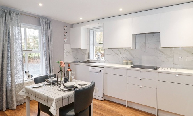 Cartmel Cabaña | THE SCHOOL ROOM, romantic, character holiday cottage in Cartmel