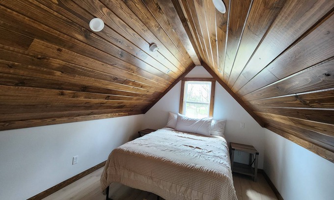 Hot Springs Cabina | The Screeching Owl: Cabins at Northwoods minutes from hiking, biking and more.
