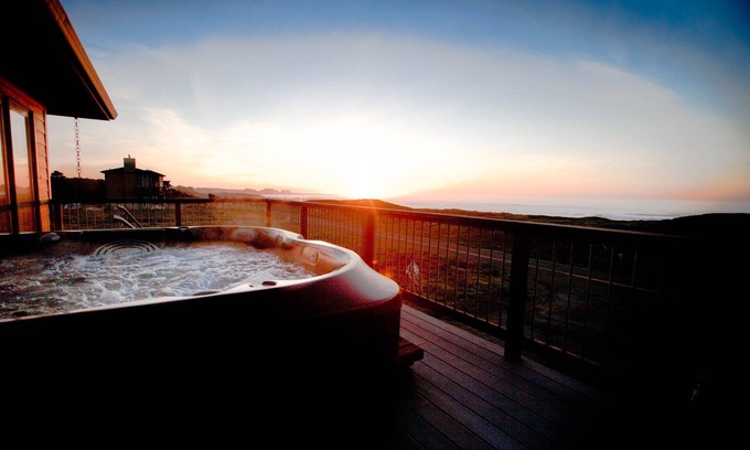 Fort Bragg Casa | The Sea Sanctuary - Frente a la playa, bañera de hidromasaje, impresionante casa nueva