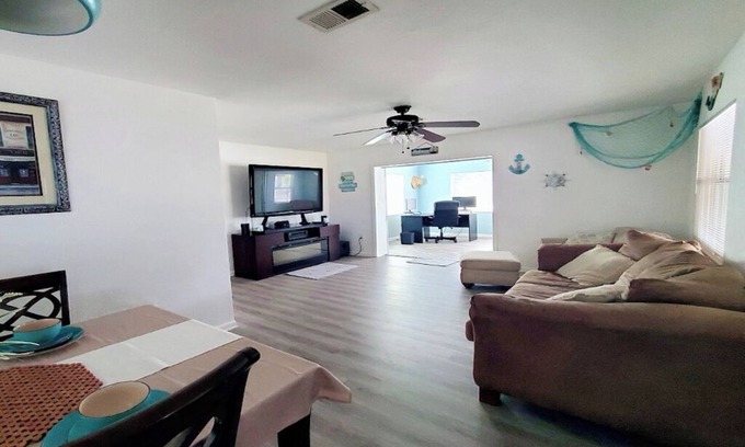 South Pinellas Community Council Casa | The Sea Scallop Minutes to Madeira Beach