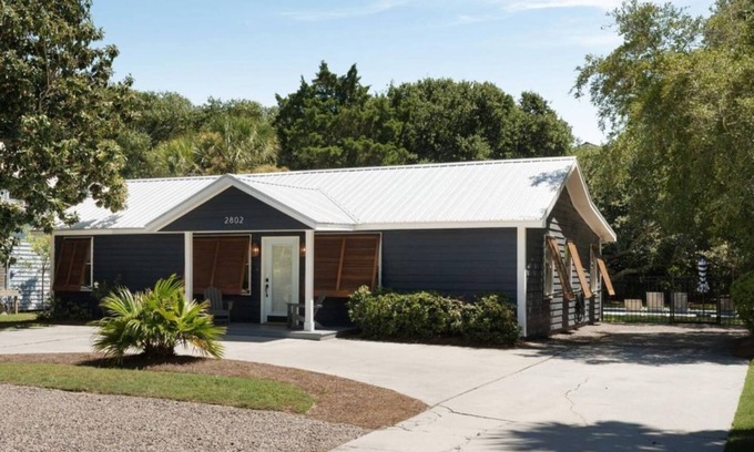 Isle of Palms Casa | The Sea Shadow - Walk to the Beach!