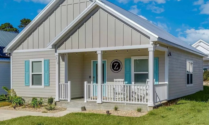 Carrabelle Casa | The Seabreeze Retreat with community pool