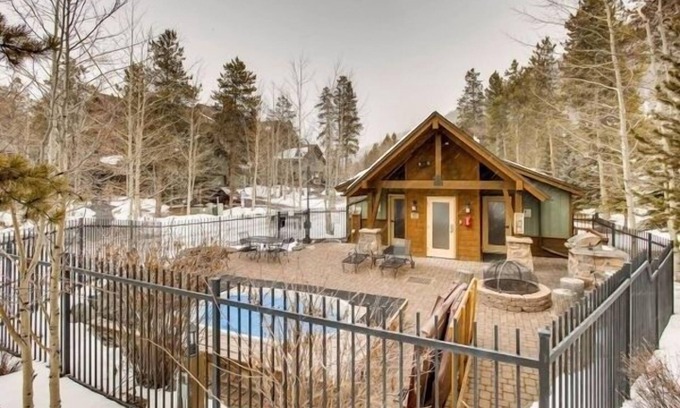Lakeside Village Condominio | The Seasons 1834 2 Bedroom Condo by RedAwning