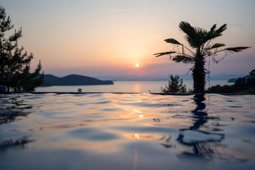 Yeosu Casa | The Seolem Onsuswimmingpool Pension