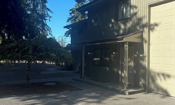Sequim Apartamento | The Sequim Tree House is a spacious one bedroom with a bonus room for more guest