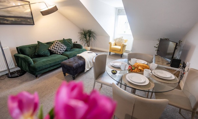 Whitnash Apartamento | Stunning Leamington Spa two bed apartment