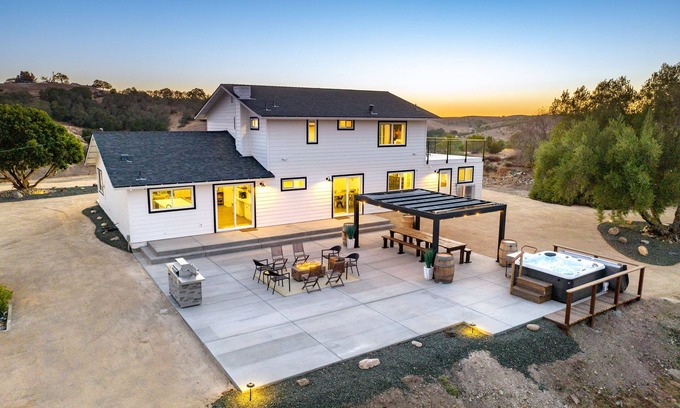 Templeton Casa | The Shire at Baggins Hill with Spa and Fire Table!