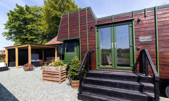 Llanfyllin Casa | The Shire Luxury Converted Horse Lorry with private hot tub Cyfie Farm