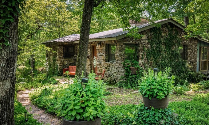 Mentone Cabaña | The Shire-riverside w/hot tub, fire pit, kayaks & fenced yard