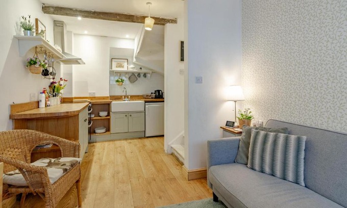 Malmesbury Casa | The Shoe Box cottage with allocated parking