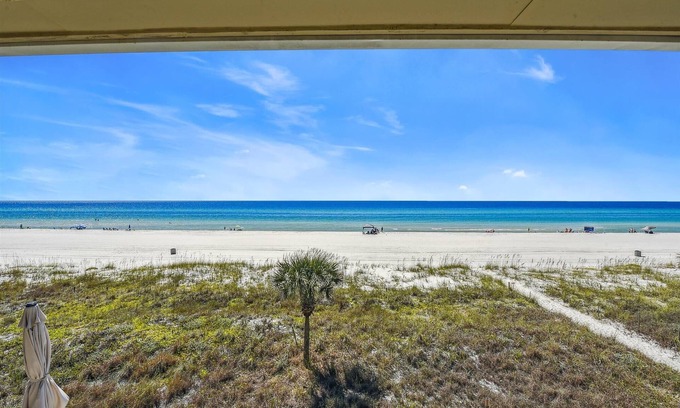 Sunnyside Condominio | The Shores by Book That Condo