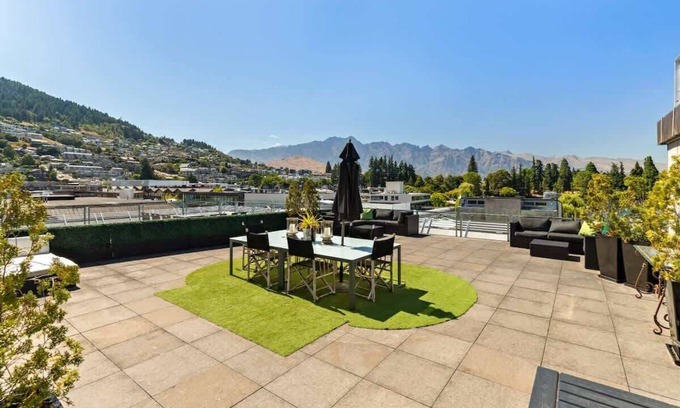 Queenstown Apartamento | Sun-splashed outdoor living on Queenstown’s largest private scenic balcony