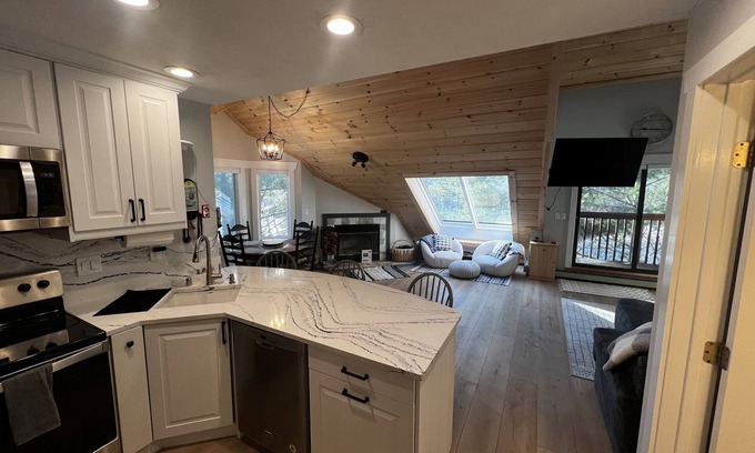 West Dover Condominio | The Shred Chalet, Walk to Lifts and Ski-in!