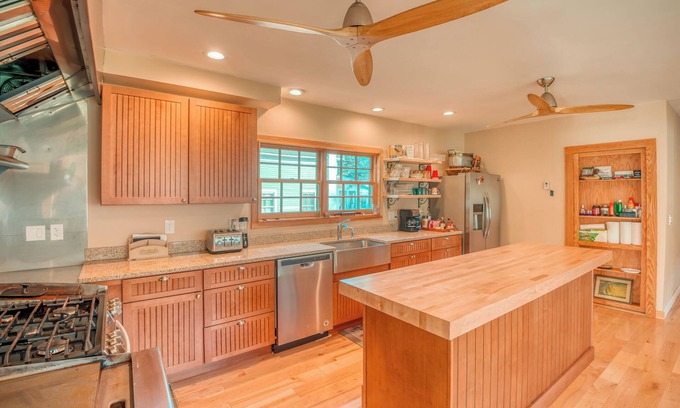 Bartlett Casa | The Shrine-Charming 4-bedroom house in Bartlett with AC, WiFi - 9 Beds