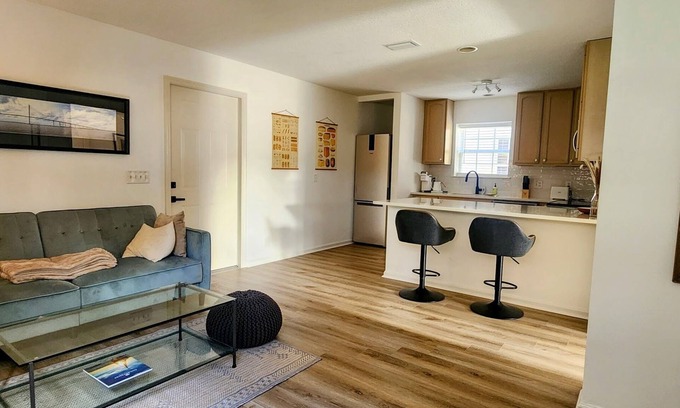 Saint Simons Island Apartamento | The Sidney Suite - Central Island light, bright 1 BD with Cal King