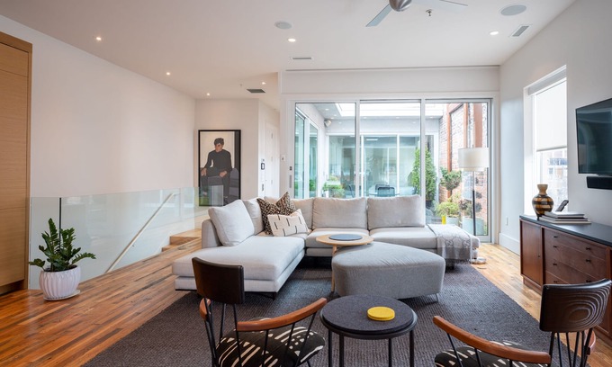Downtown Asheville Apartamento | The Sinclair: 301: Modern Urban Luxe: una nueva residencia contemporánea de calidad