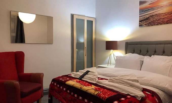 Sheffield Casa | The Skipton Villa - 4 bedrooms with 4 double beds - sleep 8