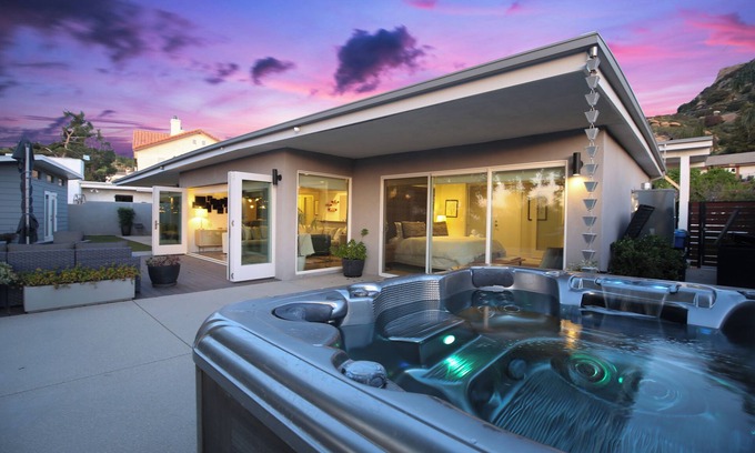 Chatsworth Casa | The Skyline: HOT TUB / Views / Firepit / Chic 3BR