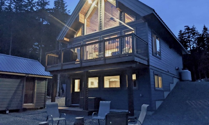 Hemlock Valley Casa | The Snowshoe House - 3 bed 2 bath cabin + hot tub