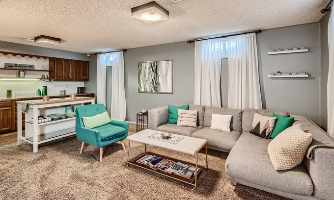 Twin Lakes Apartamento | The Snug | Pool Table & Queen Bed | Great Location