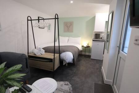 Portishead Apartamento | The Snug- Studio in Portishead with Parking