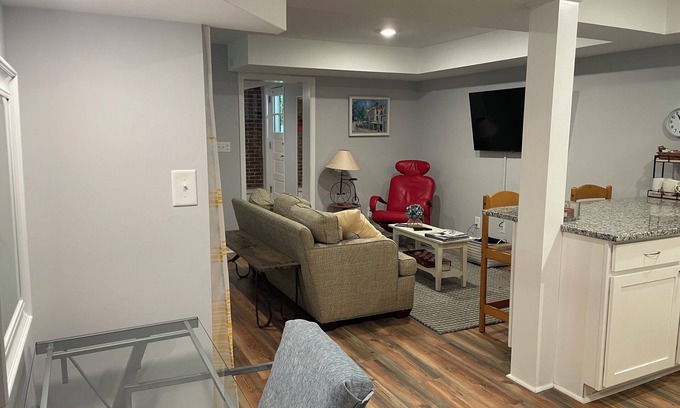 Chapel Hill Apartamento | The Snuggery: Light, new studio in charming Chapel Hill