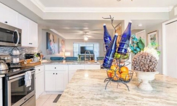 Courier City - Oscawana Casa | The Soho Experience Cozy, Chic Townhome w/private Courtyard, Walk to Everything!
