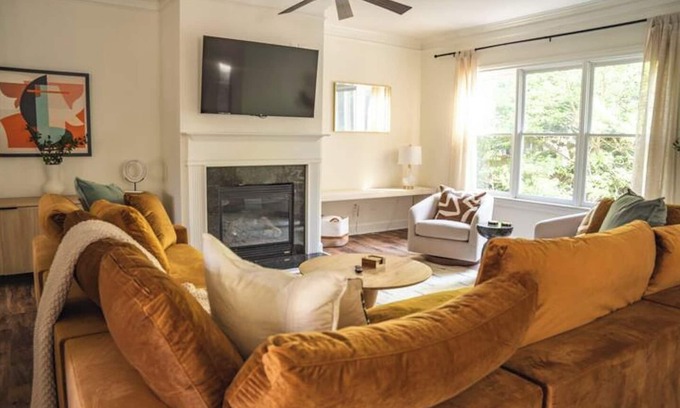 Bolton Casa | The Southern Peach Mansion - Entire Home in the Heart of Atlanta, GA