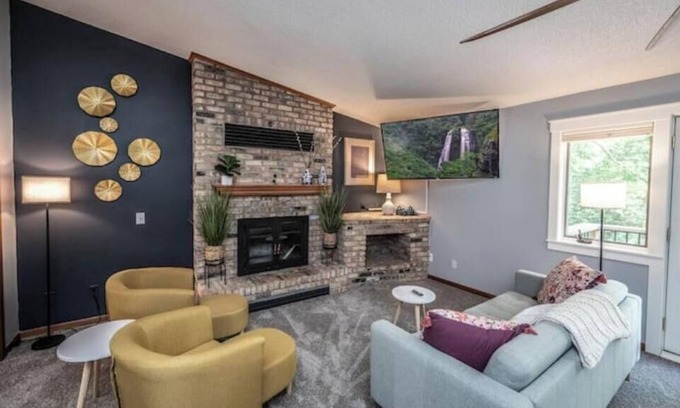 Minnetonka Casa | The Spacious Minnetonka 5BR Retreat Cable Lux Life