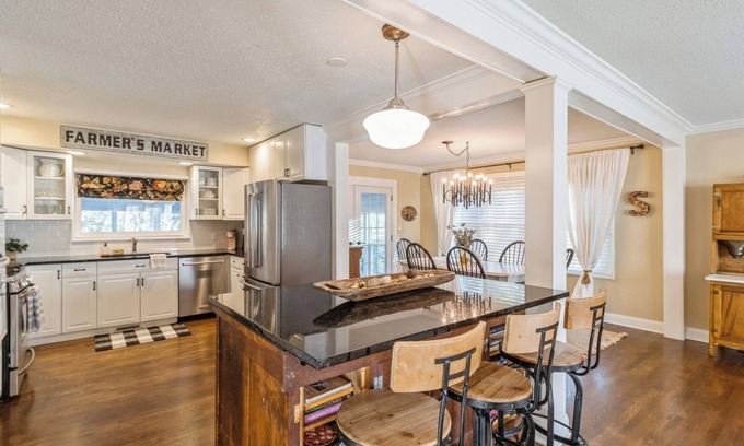 Urbandale Casa | The Sparks House: 4 Bedroom Spacious Retreat!