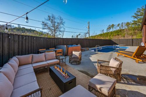 Gatlinburg - Pigeon Forge Casa | The Sparrow - 6BR Cabin - Heated Pool, Hot Tub & Theater