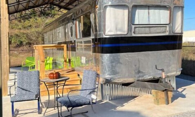 Tellico Plains Cabaña | The Spartan Village - A Retro Trailer Coach Resort 1954 Royal Mansion #5