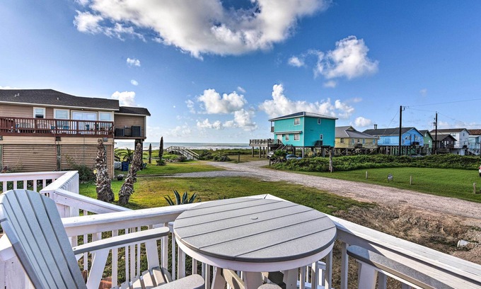 Surfside Beach Casa | 'The Spicy Crab' Freeport Home w/ Beach-View Deck!