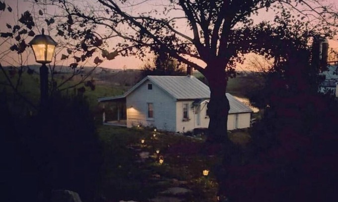 Singers Glen Casa | The spring house at Thistle Hollow