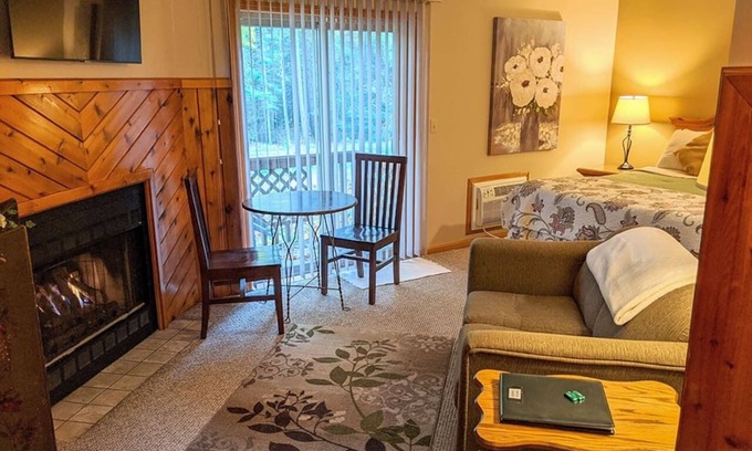 Prudenville Cama Y Desayuno | The Springbrook Inn - Forrest View Room (Hot Tub)