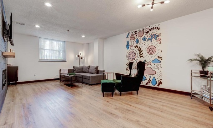 Winston - Salem Apartamento | The Spruce Goose- Eclectic 2BD/1.5BA ENTIRE Condo