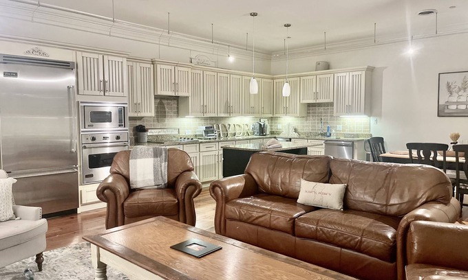 Oxford Condominio | The Square at your doorstep/ mile to the Grove! Luxury condo!!