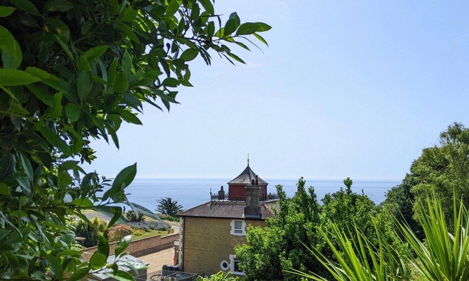Ventnor Apartamento | The St Clares Hideaway is a couples retreat with sea view