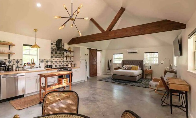 Red Rock Apartamento | The Stable Retreat: Stylish Vaulted, Skylit Studio